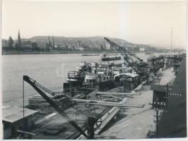 cca 1935 Budapest, a pesti rakpart indóházzal, korabeli negatívról készült későbbi nagyítás, 13x18 cm
