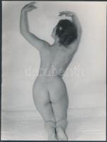 cca 1970 Minden fotós kipróbálja, 3 db finoman erotikus fénykép, 18x19 cm és 24x18 cm közötti méretek  / cca 1970 3 erotic photo, 24x18 cm