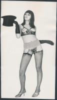 cca 1970 Az elvarázsolt bugyi című attrakció mindenütt közönségsiker volt, finoman erotikus fénykép, 24x14 / cca 1970 Erotic photo, 24x14 cm