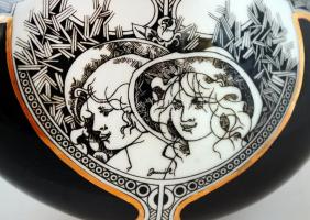 Hollóházi Jurcsák tervezte váza, matricás, jelzett, hibátlan, m:15 cm