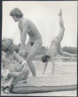 cca 1970 Természet imádók, 4 db finoman erotikus fénykép, 14x24 cm és 13x9 cm-es méretek között /
c...