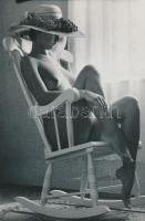 cca 1970 Otthoni kényelemben, finoman erotikus fénykép, 30x20 cm / cca 1970 Erotic photo, 30x20 cm