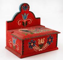 Dekoratív, gazdagon díszített, festett fa doboz, 16,5×12,5×16 cm