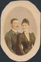 cca 1890 Kettős portré, ovális fénykép, színezve, a karton a korábbi kerethez igazítva, 18x12 cm, karton 22x14 cm