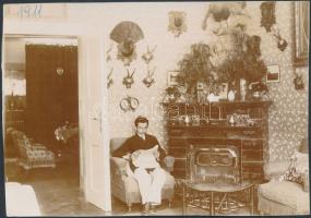 1911 Erdély, Bihar megye, Szaka (később Száka) egyik polgári lakásában, ahol Józsit látjuk a hallban számos vadász trófea társaságában, feliratozott fénykép, 12x17 cm