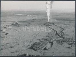 cca 1960 Földgázkitörés a rénszarvasok földjén, képriport Szibériából, 9 db jelzés nélküli fénykép, ...