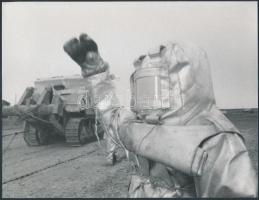 cca 1960 Földgázkitörés a rénszarvasok földjén, képriport Szibériából, 9 db jelzés nélküli fénykép, ...