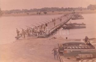 cca 1950 Orosz katonák ponton hidat építenek, 2 db fotó, 19x29 cm