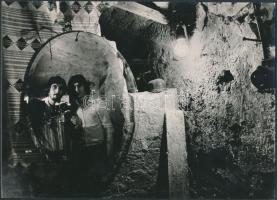 cca 1975 Tóth István: Egy ötlet, a szerző által feliratozott vintage fotóművészeti alkotás, 17x24 cm