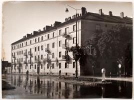 cca 1950 Medgyesi László: Kecskeméti bérház a Rákóczi út végén, feliratozott városkép, a kép egyik széle foltos, 30x40 cm