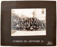 1910. szeptember 20. Tatabányán készült csoportkép, az alkalom további kutatást igényel, a Budapestről meghívott  Reich fényképész munkája, 18x24 cm, karton (sarka törött) 31x40 cm