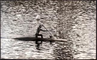 cca 1980 Zsigri Oszkár: Kenus, feliratozott vintage fotóművészeti alkotás a szerző hagyatékából, kasírozva, 24x39 cm