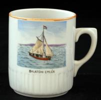 "Balatoni emlék" feliratú Zsolnay porcelán bögre, kézzel festett, jelzett, apró kopásnyomokkal, d: 7,5 cm