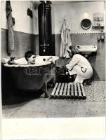 1971 Sajtó fotó: '50-es évek feelingje, hátoldalon jegyzetekkel, 2db, 18x24cm