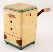 Aero márkájú retró fa-fém daráló, "Herzog vasüzlet, Vörösvári út 150", m: 16,5 cm