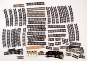 Vasútmodell tétel: 21 db kanyarodó sín, 16 db egyenes sín, 16 db rövid sín, 3 db váltó, 1 db elosztó, összesen 57 db