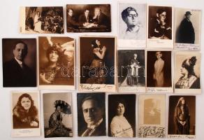 Érdekes vegyes aláírás tétel: különféle színészek és színésznők és mások, pl. Kálmán Oszkár, Haselbeck Olga, Jeritza Mária, Balázs Béla költő író, stb. üdvözlő sorai és aláírásai saját magukat ábrázoló fotókon, levelezőlapokon, közülük egy részben kézzel rajzolt; különböző méretben, összesen 21 db