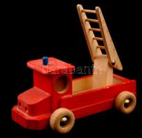 Bio Hárs, fából készült létrás, piros tűzoltókocsi