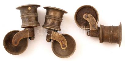 3 db díszes réz zongorakerék, az egyik javított