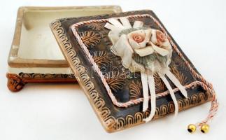 Gazdagon díszített, rendkívül dekoratív mázas kerámia doboz, jelzés nélkül, 13,5×13,5×8 cm