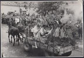 cca 1960-1970 Faszénégetők a palóc napi felvonuláson Parádon, hátoldalon feliratozva, 13x18 cm