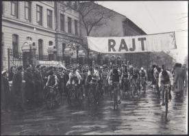 cca 1950 Bicikliverseny rajtja, jelzetlen fotó, 13x18 cm