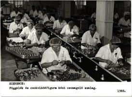 1966 Korabeli fotó:Szerencs: Függelék és csokoládéfigura kézi csomagoló szalag, 8x13cm