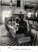 cca 1965 Korabeli fotó:Győr, Uj "mintás" ostyalapsütő gép, 18x13cm