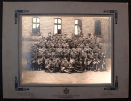 cca 1914 Bp., Katonák csoportképe, Schäffer Ármin fényképészete, kartonra kasírozott fotó, 23x17 cm, karton 33x25 cm