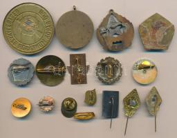 17db-os vegyes szocialista jelvény és kitűző tétel, közte "Önkéntes Rendőri Szolgálatért 15 éve...