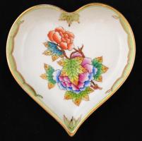 Viktória mintás Herendi szív alakú kistálka, kézzel festett, jelzett, apró kopásnyomokkal, 10×10,5 cm