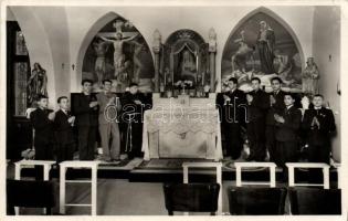 Budapest II. Golgotai kápolna, Kálvária oltár a Szent Antal árvaház fiaival (EK)