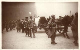 1929 Funerailles du Marechal Foch; les cordons du Poéle. Marechal Caviglia, General Pershing / the funeral of Marshal Foch