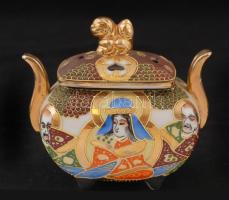 Kínai vagy japán, keleti életképes porcelán füstölőtartó szelence, kézzel festett, jelzett, apró kopásnyomokkal, m: 11 cm