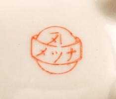 Kínai vagy japán, keleti életképes porcelán füstölőtartó szelence, kézzel festett, jelzett, apró kop...