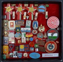 63db-os magyar és szovjet jelvény tétel jobb darabokkal, benne "Kisipari Szövetkezet Kiváló Dolgozója", "KISZ Radar", "Moszkvai Olimpia", "Volán", "Úttörő" T:vegyes