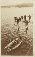 Haditengerészek csónakba szállása / WWI K.u.K. navy sailors setting into boats, photo (EK)