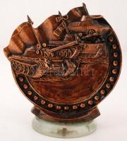 Magyar Néphadsereg harckocsizó bronz emléktárgy, másik oldalán űrkorszak tematikával, műanyag talapzaton, d: 17 cm, m: 20 cm