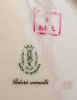 2 db fonott porcelán tálka, egyik Porfin márkájú, másik kézzel festett / 2 chinaware plates 22 cm