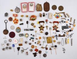 Vegyes szocialista jelvény, kitüntetés, sportérem tétel 450g-os súlyban, közte "Kiváló Dolgozó", "Munkásőr", törzsgárda jelvények, "Magyar Kosárlabdázók Országos Szövetsége / 1949-50. Bp. Ker. III. női" Br díjérem (60x38mm) T:vegyes