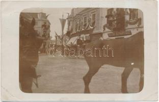 1908 Ferenc József császár elhagyja Veszprémet az 1908-as hadgyakorlat végén, fotólap, verzón feliratozva, 9x14cm