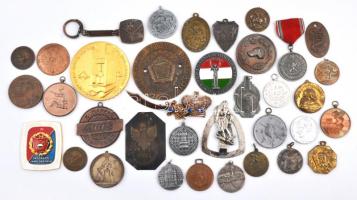 36db vegyes emlékérem, sportérem, kitüntetés tétel, főleg szocialista darabok, közte 1941. "Délvidéki Emlékérem" cink emlékérem mellszalag nélkül. Szign.: BERÁN L., 1978. "Forradalmi Ifjúsági Napok" festett fém jelvény (51mm) T:vegyes