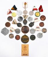 25db vegyes sportérem és plakett, főleg szocialista darabok, Sóváry János (1895-1966) DN "Nemzeti Torna Egylet - 1863 - Matolay / Épség - Erő - Egyetértés" Br emlékérem (41mm), 1950. "Vasutasok és Hajósok Szakszervezete - Atlétikai Bajnokságok" ezüstözött Br díjérem (40mm) T:vegyes