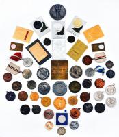 50db vegyes szocialista sportérem és plakett, közte vívás, öttusa, több szalaggal T:vegyes