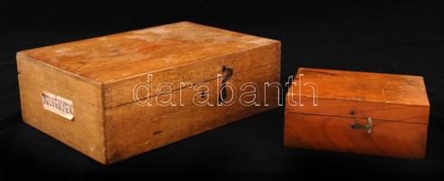 2 db kallantyús fadoboz, az egyik "jelvények" felirattal, különböző méretben