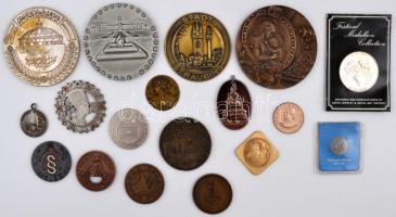 19db vegyes magyar és külföldi emlékérem és plakett, 1992. "1920 - 1947 / 1956 - 1992" Br emlékérem (42mm), "MJSZ-Szövetségi Munkáért" festett Br emlékérem (42mm) T:vegyes