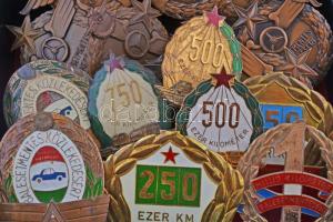 19db vegyes "Balesetmentes Közlekedésért" zománcozott Br autó hűtőrácsára szerelhető jelvény, közte két miniatűr jelvény T:vegyes