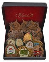 19db vegyes "Balesetmentes Közlekedésért" zománcozott Br autó hűtőrácsára szerelhető jelvé...