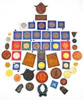 48db vegyes magyar emlékérem, közte pár autós jelvény és külföldi emlékérem, sok plombált "ÁPV" tokban, főleg városok témában T:vegyes