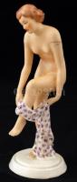 Elly Strobach vetkőző lány, Royal Dux Bohemia csehszlovák porcelán figura, kézzel festett, jelzett, mázhibákkal, kis lepattanással, apró kopásnyomokkal, m: 23 cm